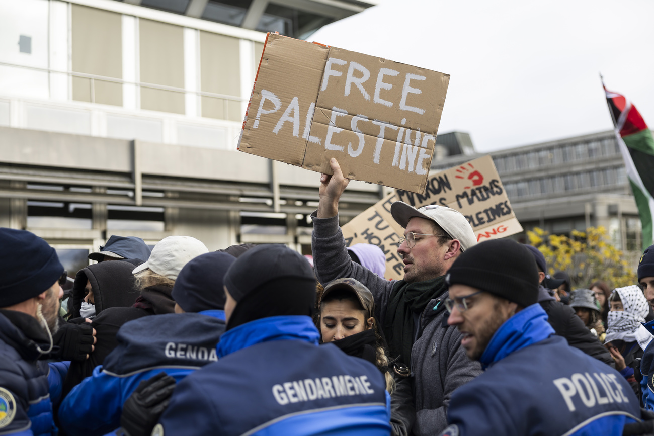 16日朝、学生約200人がローザンヌ大キャンパスに集まり、イスラエルを支持するマクロン統領の訪問に抗議した