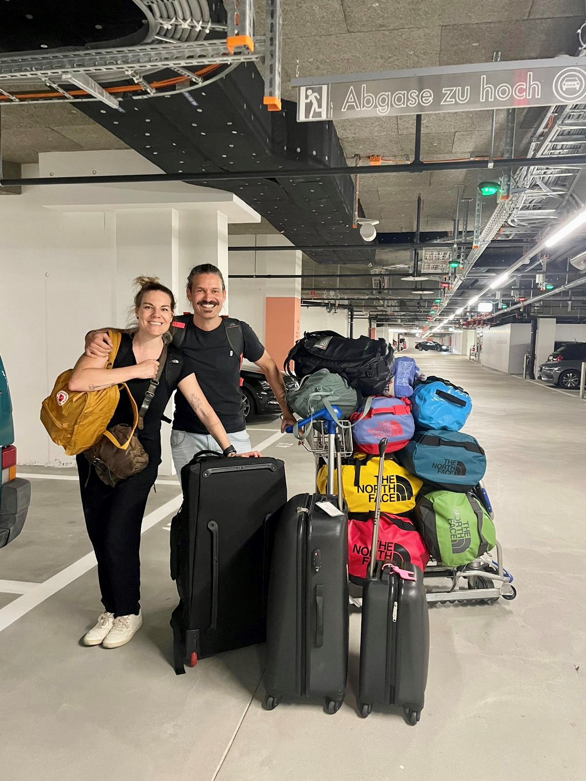 Stephanie und Marius Karrer am Flughafen mit viel Gepäck.