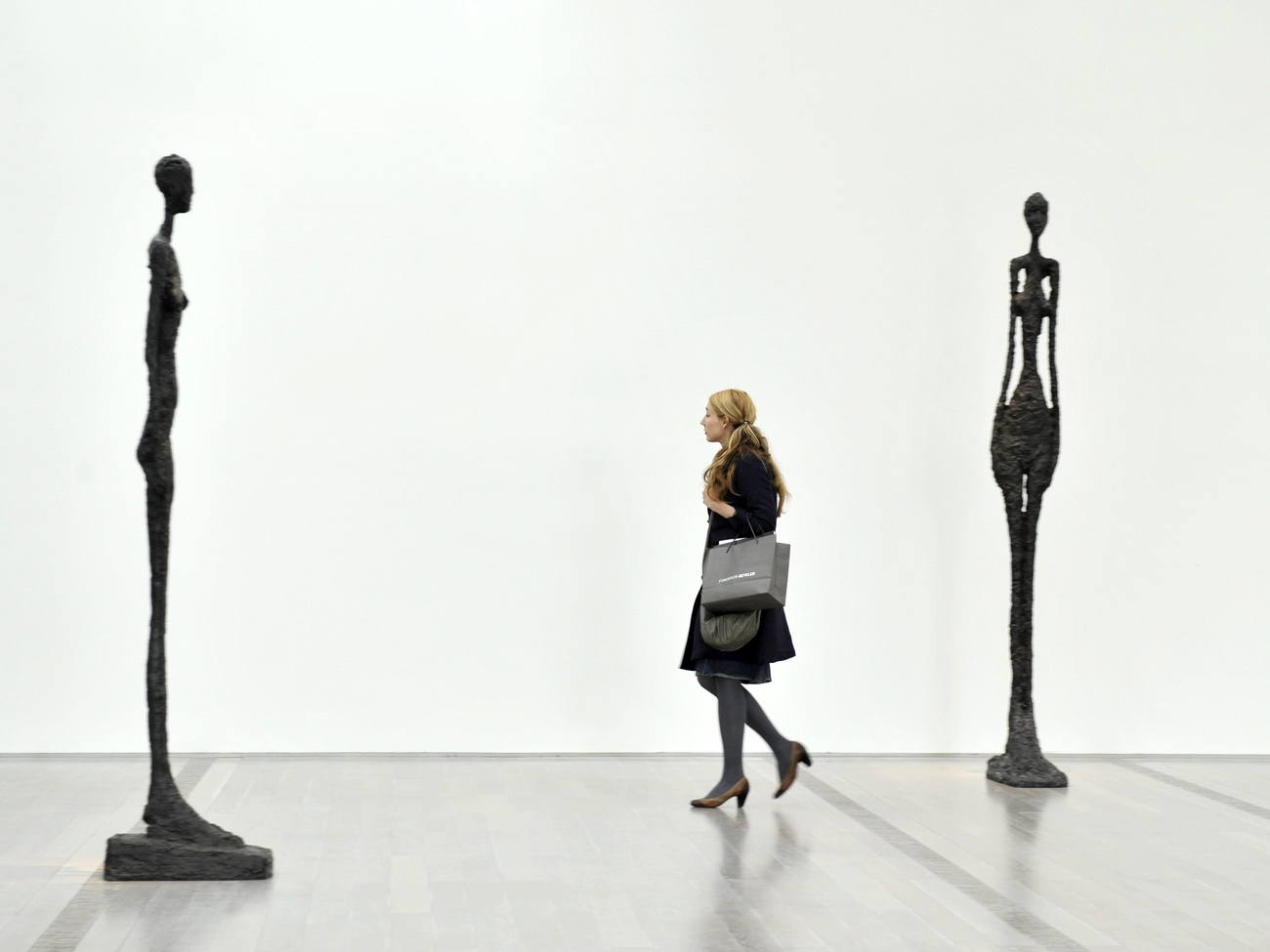 Sculture di Giacometti in un museo.