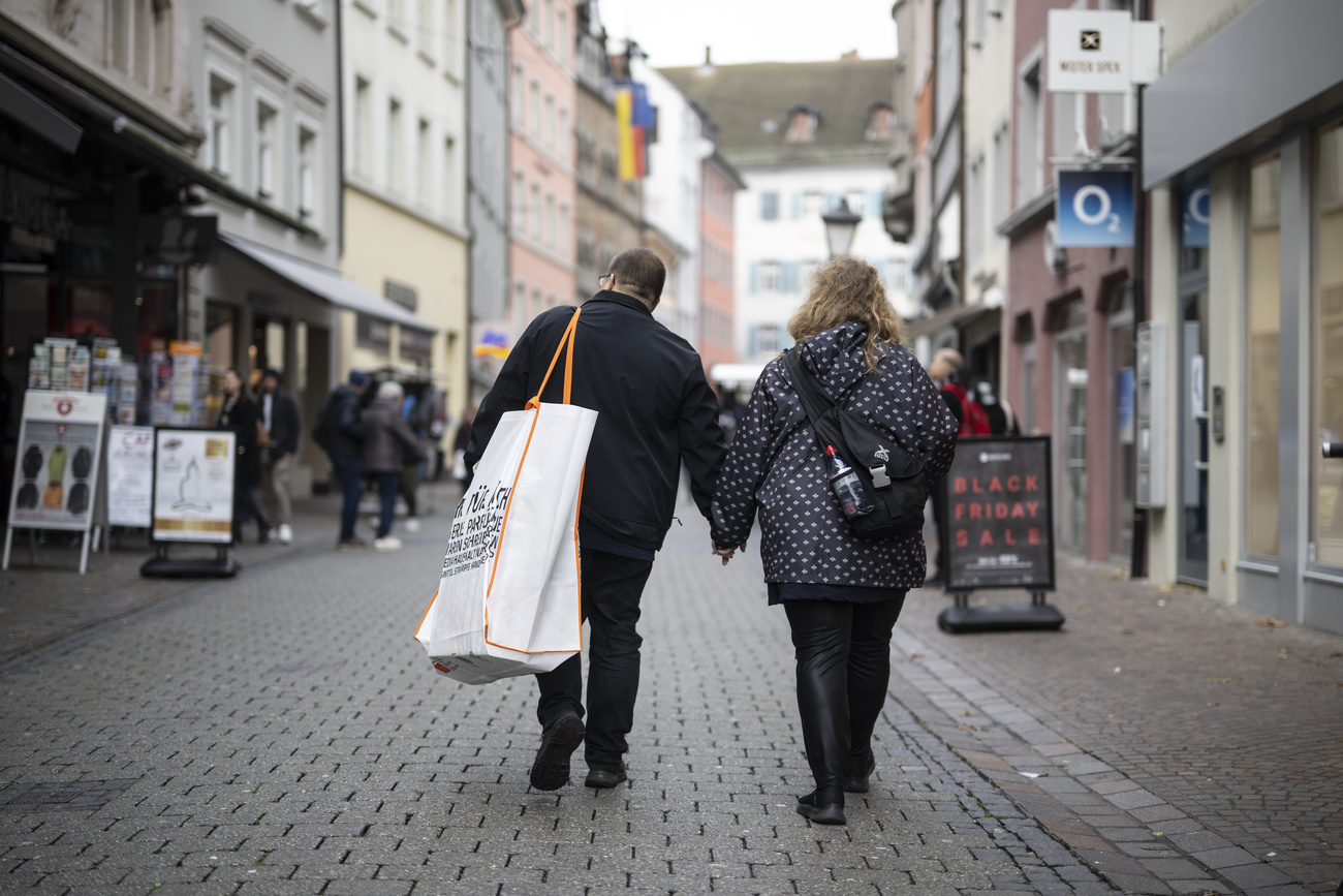 Die Schweiz will zur Bekämpfung des Einkaufstourismus eine Mindestbeschränkung für zollfreie Einfuhren einführen Die Schweiz will zur Bekämpfung des Einkaufstourismus eine Mindestbeschränkung für zollfreie Einfuhren einführen