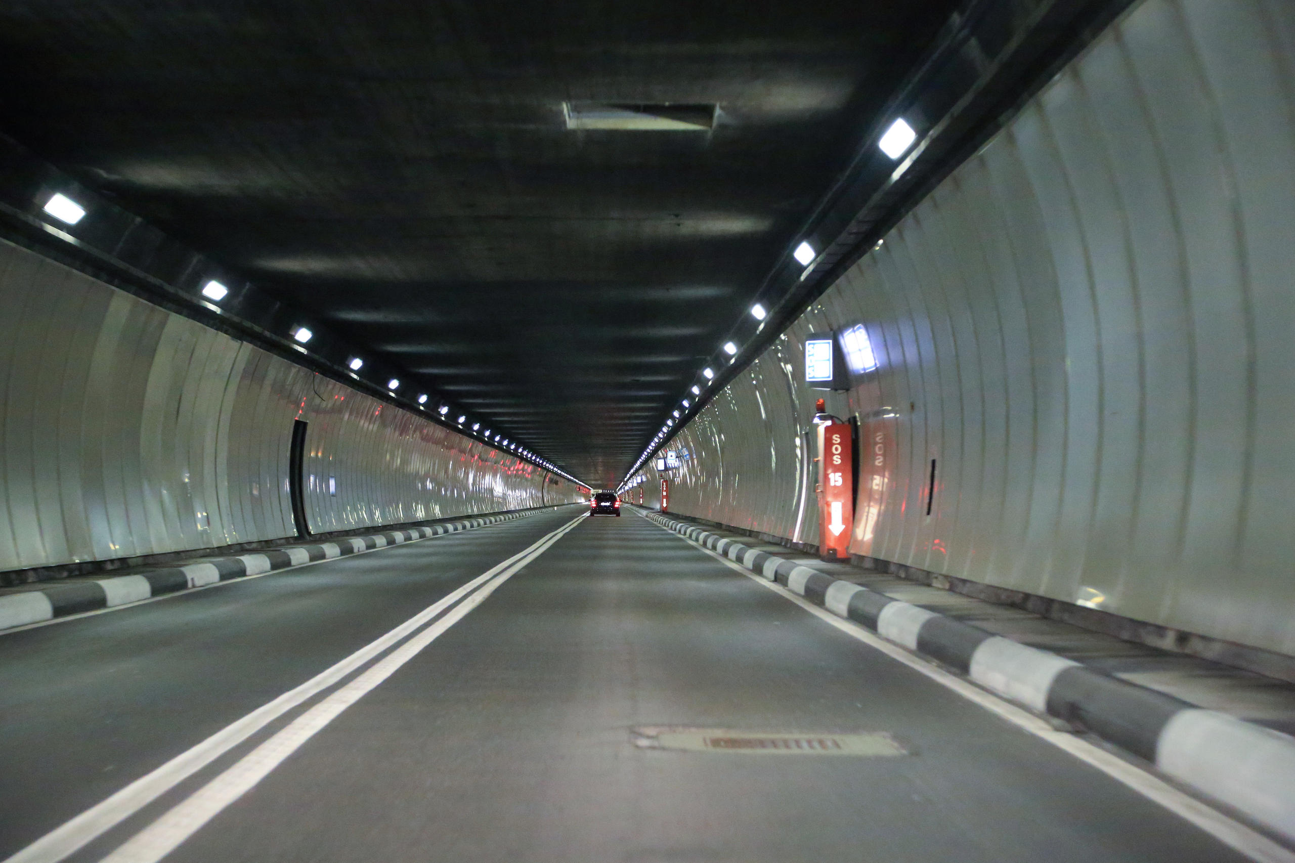 Tunnelstrasse, ein Auto und eine SOS-Säule