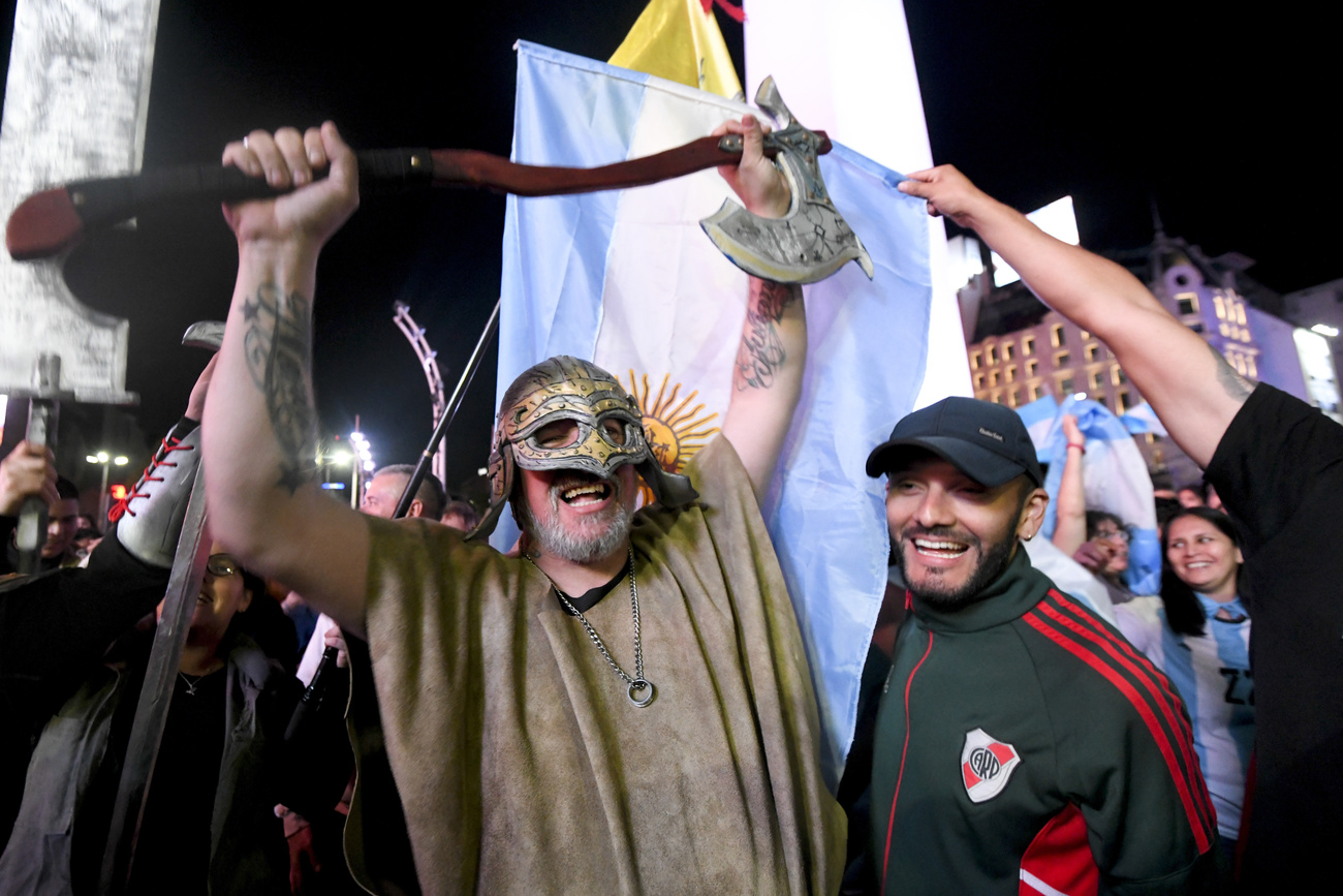 Feiernde Fans von Javier Milei mit Wikinger-Axt