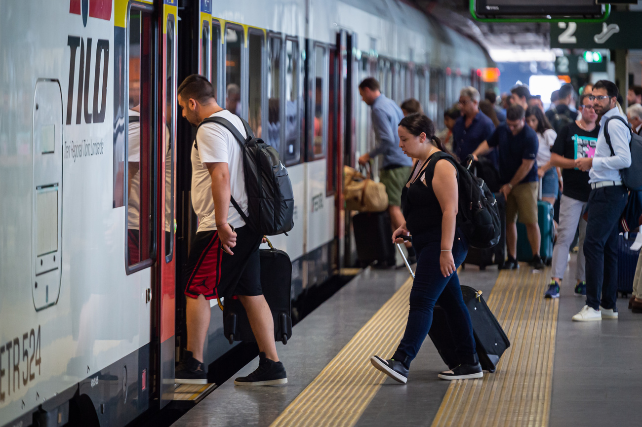viaggiatori salgono su un treno