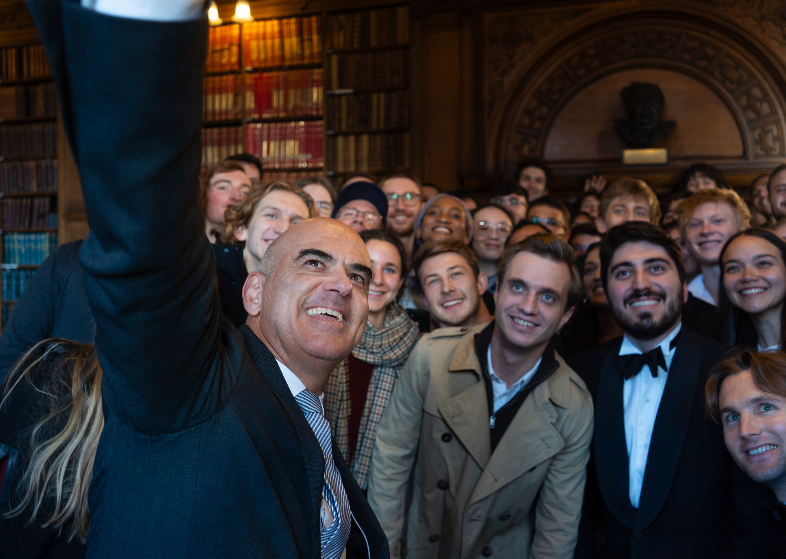 Der Schweizer Bundespräsident Alain Berset schiesst an der Universität Oxford ein Selfie mit Studierenden.
