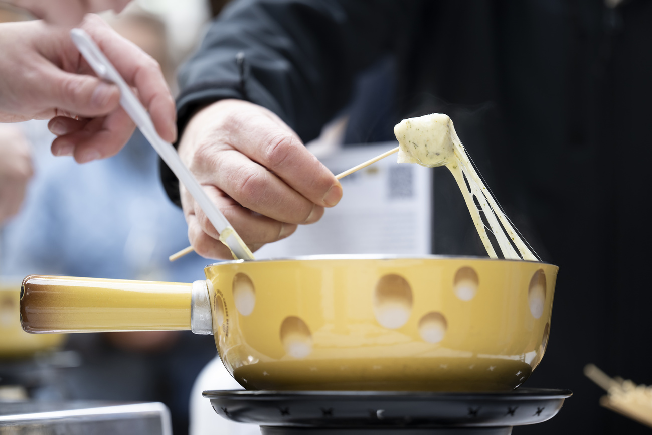 As pessoas comem fondue.