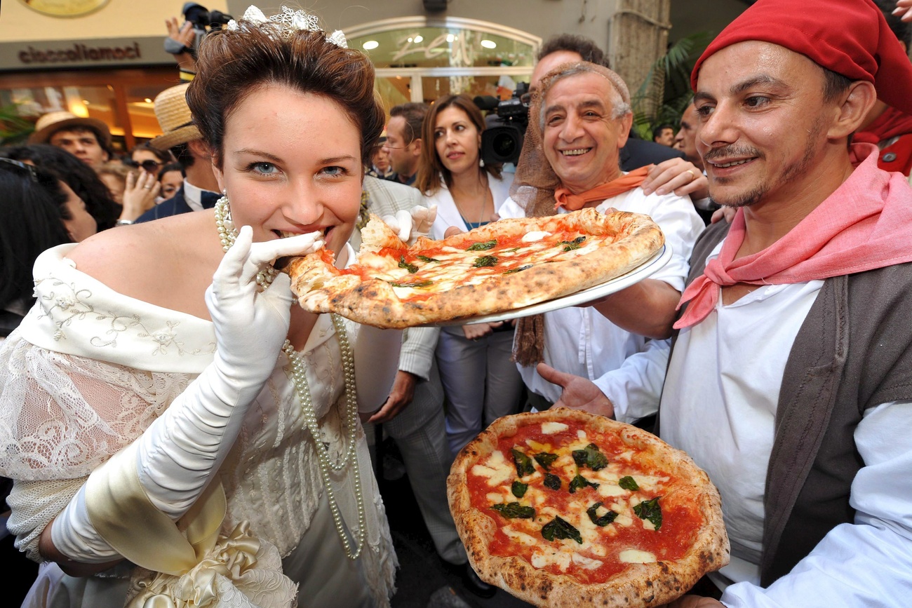 Napoli, 2009, festa in piazza per i 120 anni della creazione della pizza Margherita.