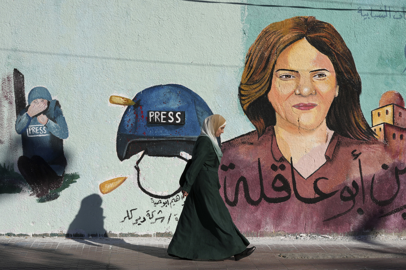 Gaza City, un murale ricorda la giornalista Shireen Abu Akleh, uccisa nel 2022.