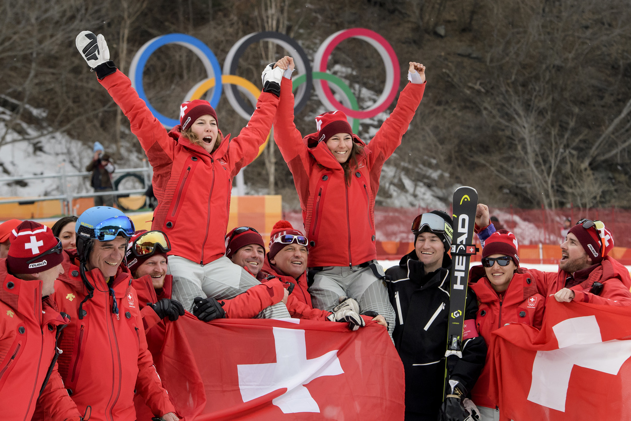 Michelle Gisin e Wendy Holdener festeggiano il podio olimpico nel 2018.