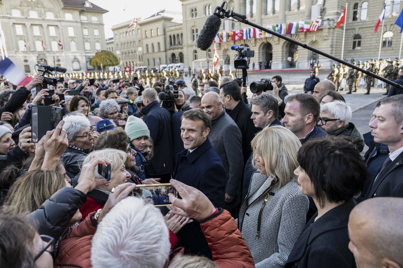 Emmanuel Macron wird in Bern von den Massen bedrängt.