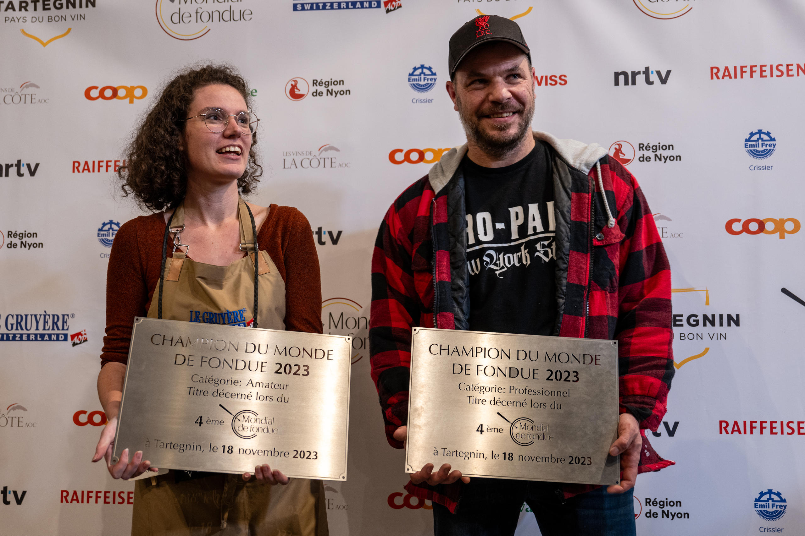Ganhadores mostrando a placa dos vencedores