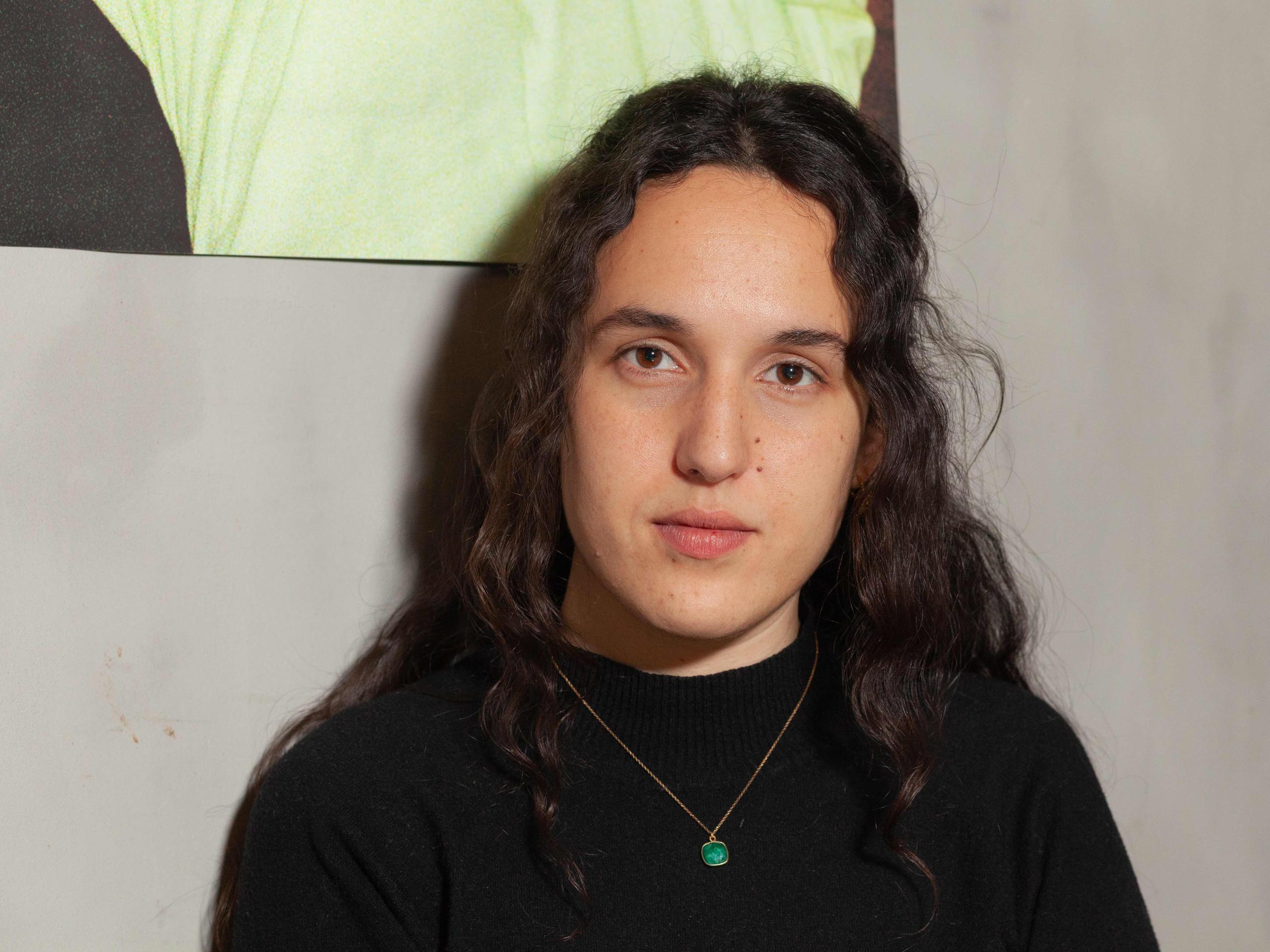 Dea Gjinovci blickt in die Kamera.