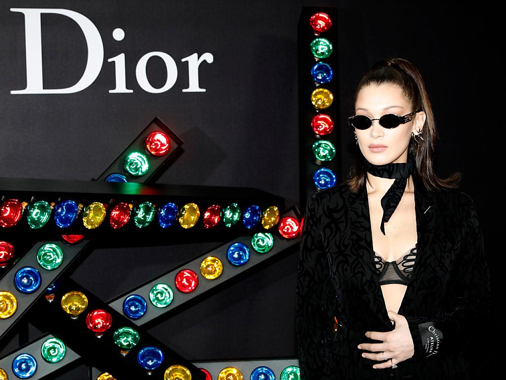 Via la palestinese Bella Hadid da campagna Natale Dior - SWI swissinfo.ch