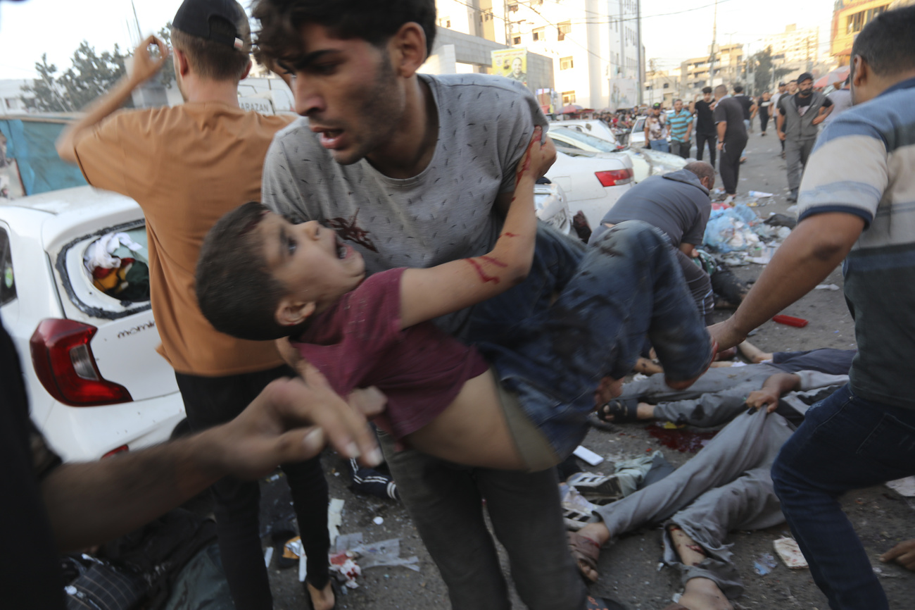 3 novembre 2023, un bambino ferito davanti ospedale di Gaza City.
