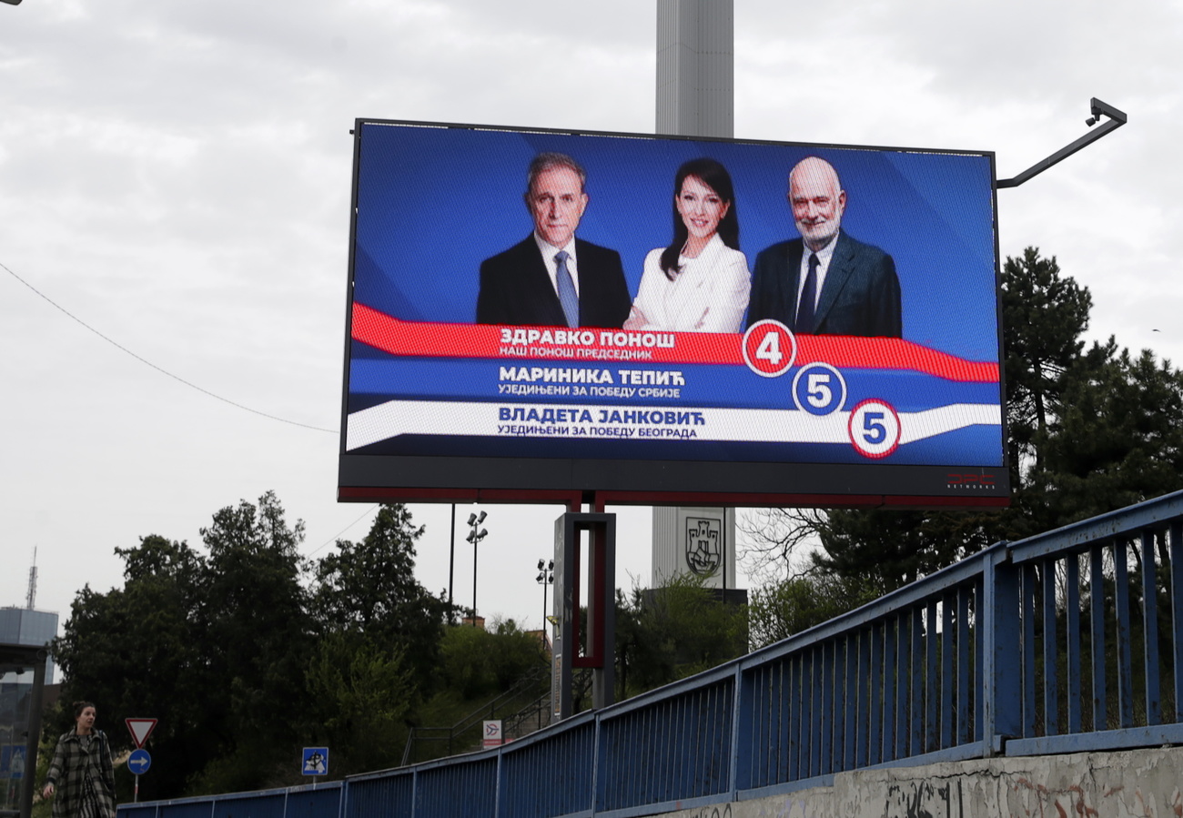 塞尔维亚已在2022年举行过大选：反对派候选人马里尼卡·特皮奇在上次竞选活动中的选举海报(海报中间)。