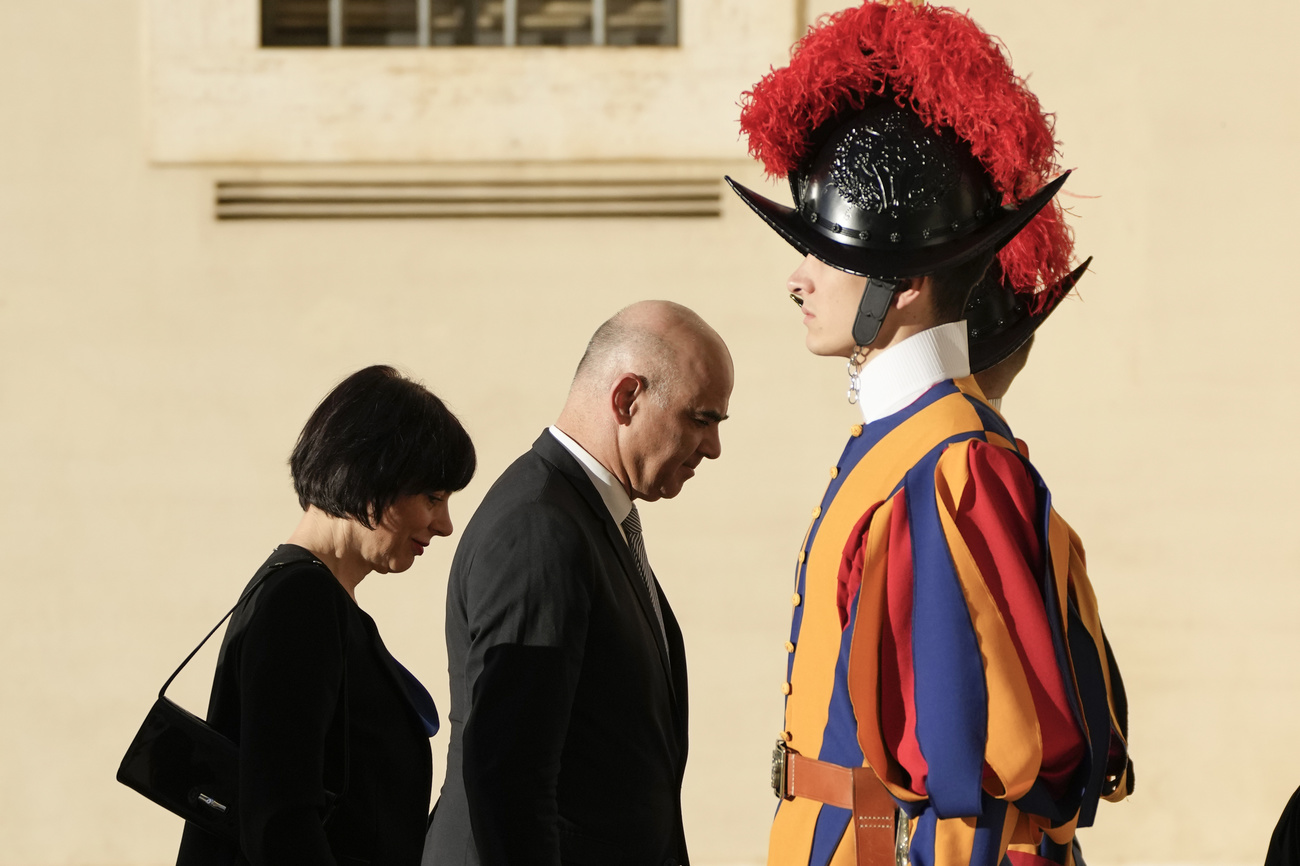 Alain Berset, sua moglie e una guardia svizzera oggi in Vaticano.
