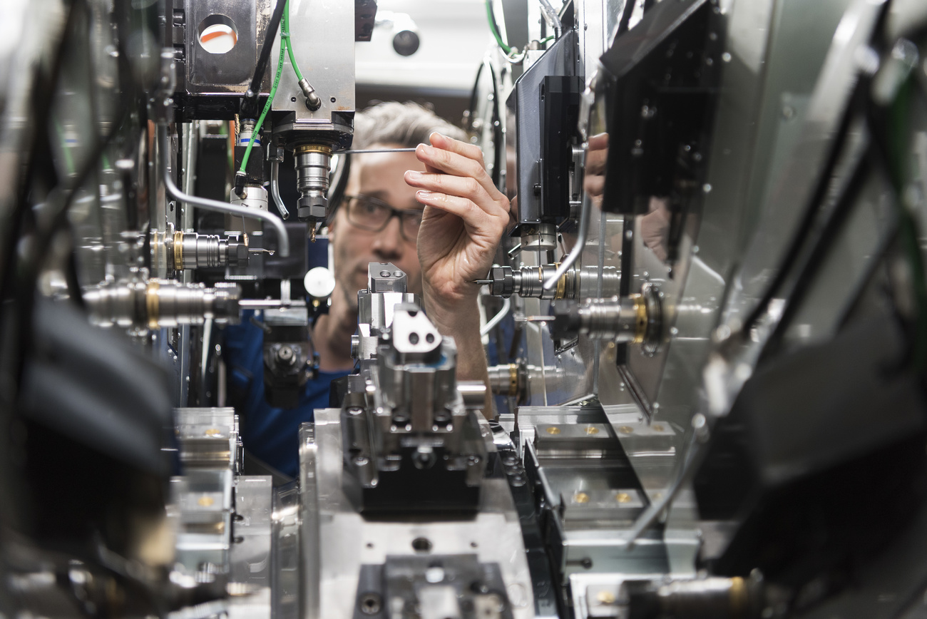 Un tecnico mette a punto una macchina.