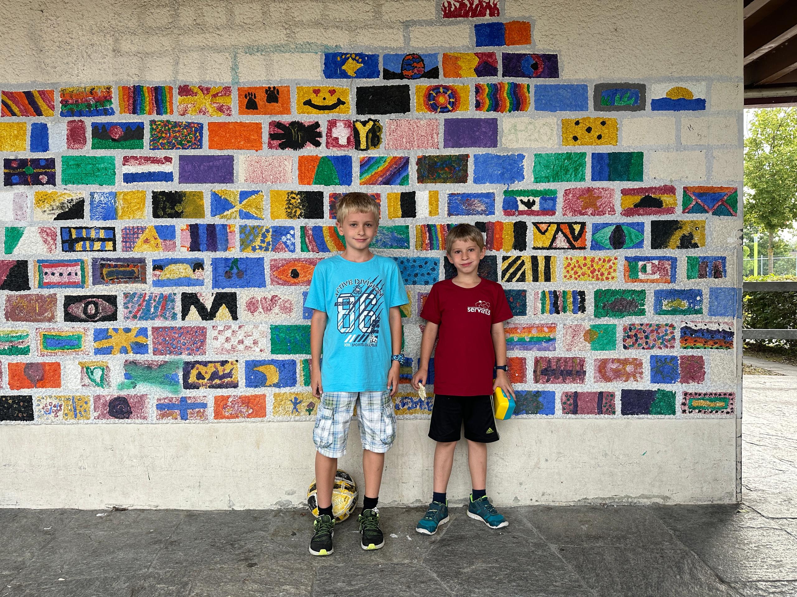 Noel and Micha Stankowski in their schoolyard in Ittigen (Canton Bern).