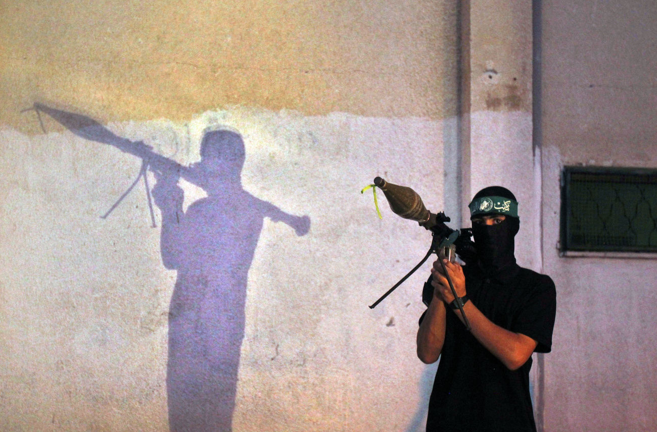 مقاتل من حماس يحمل قاذفة صواريخ