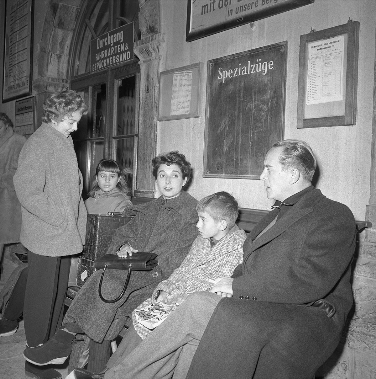 Jacobo Arbenz y su familia en la estación de tren de Visp, 1955.