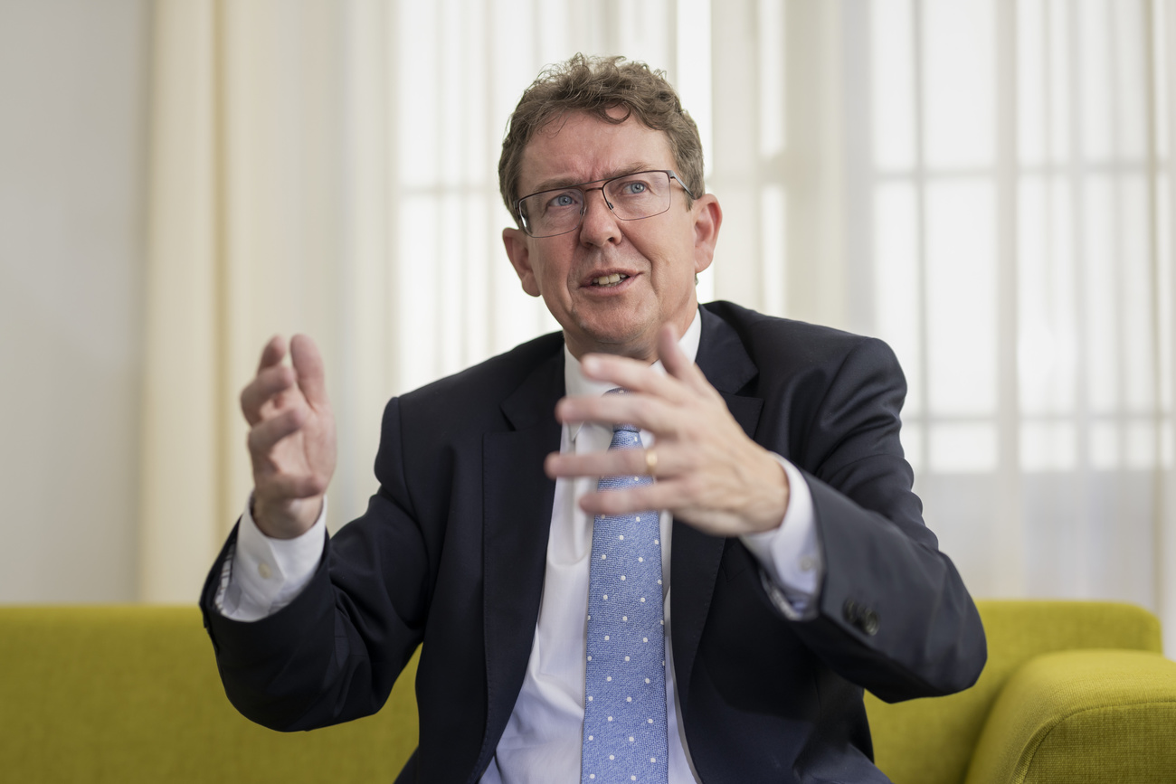 Le conseiller fédéral Albert Rösti photographié en interview dans son bureau à Berne