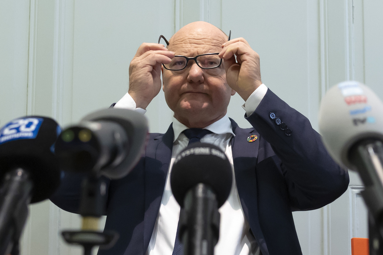 Georges-Simon Ulrich richtet vor der Pressekonferenz seine Brille