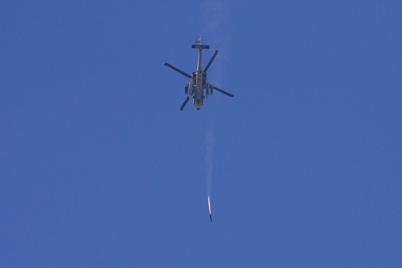 elicottero lancia un razzo