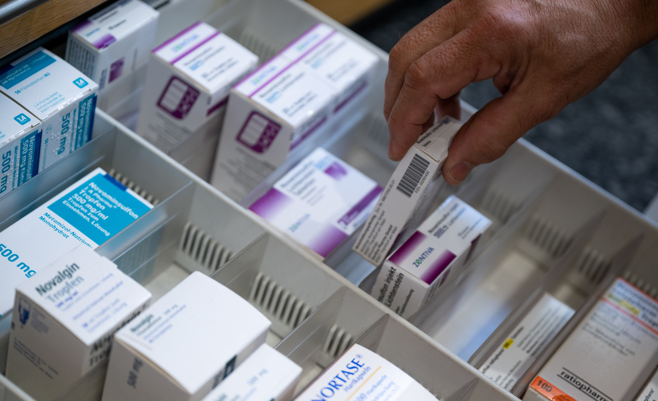 persona prende medicinale