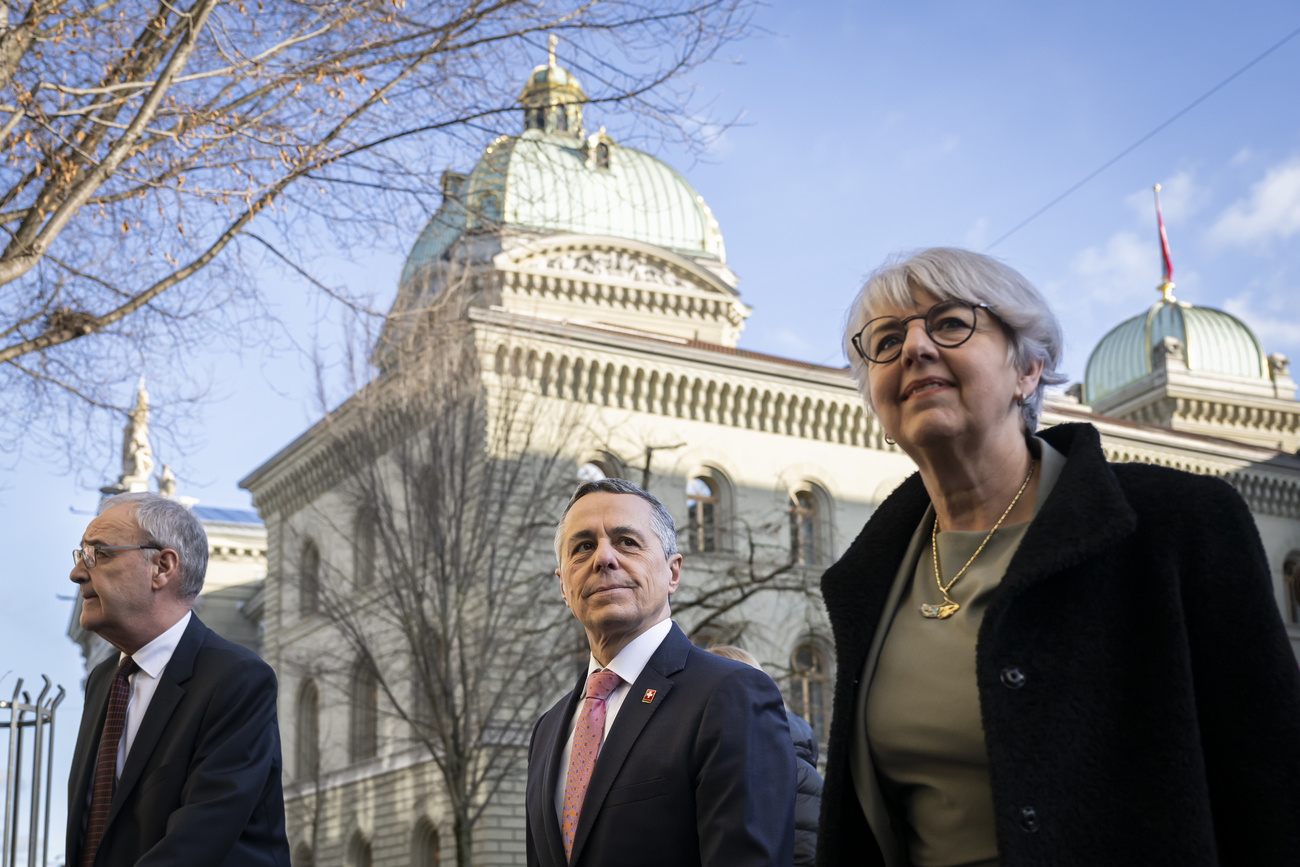 Die drei Bundesräte vor dem Bundeshaus unter klarem Himmel