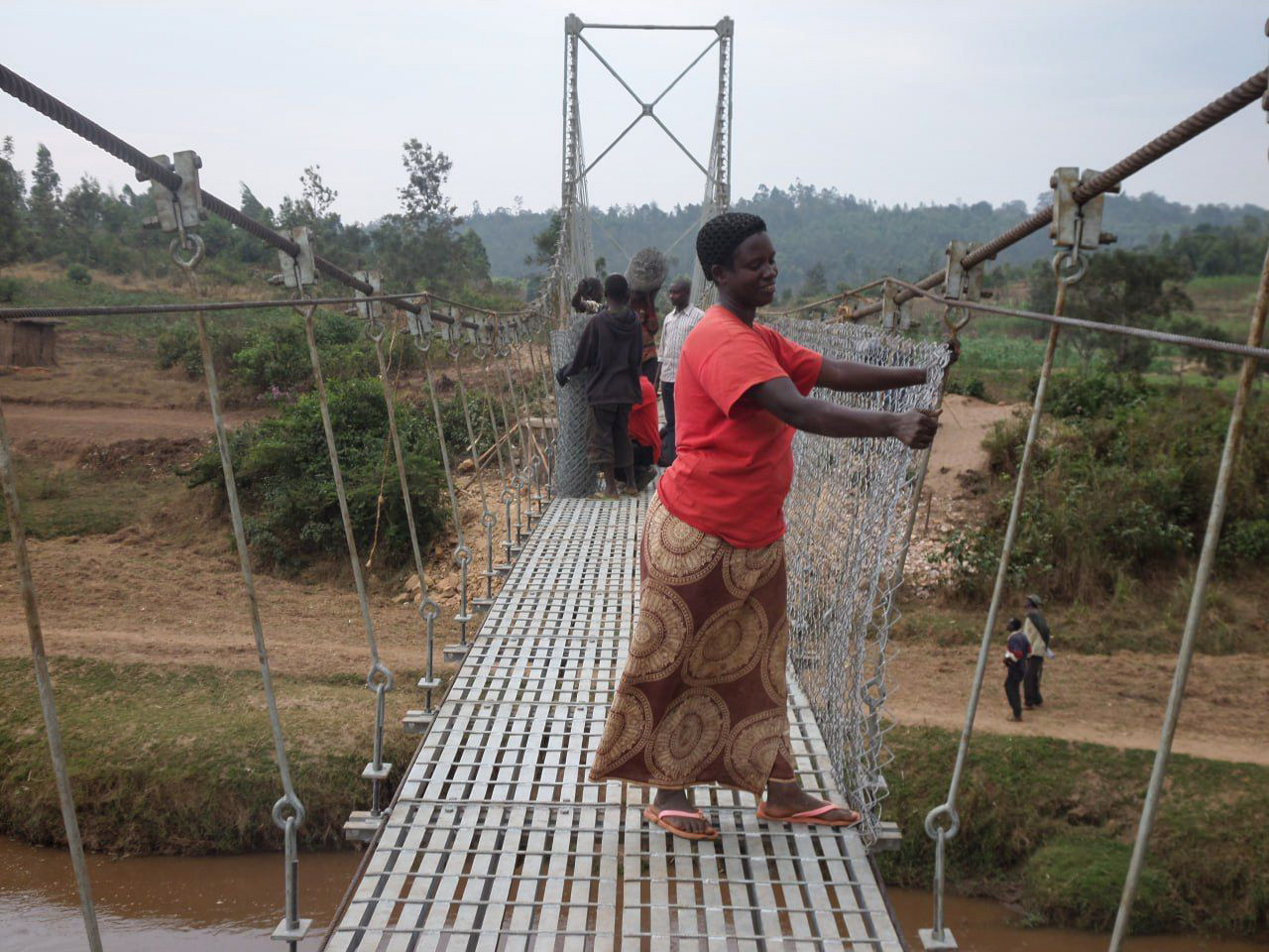 Eine Frau beim Bau einer Hängebrücke