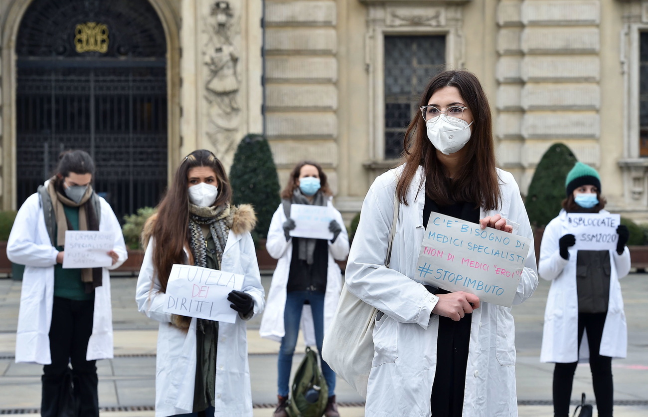 personale sanitario in sciopero in piazza a torino