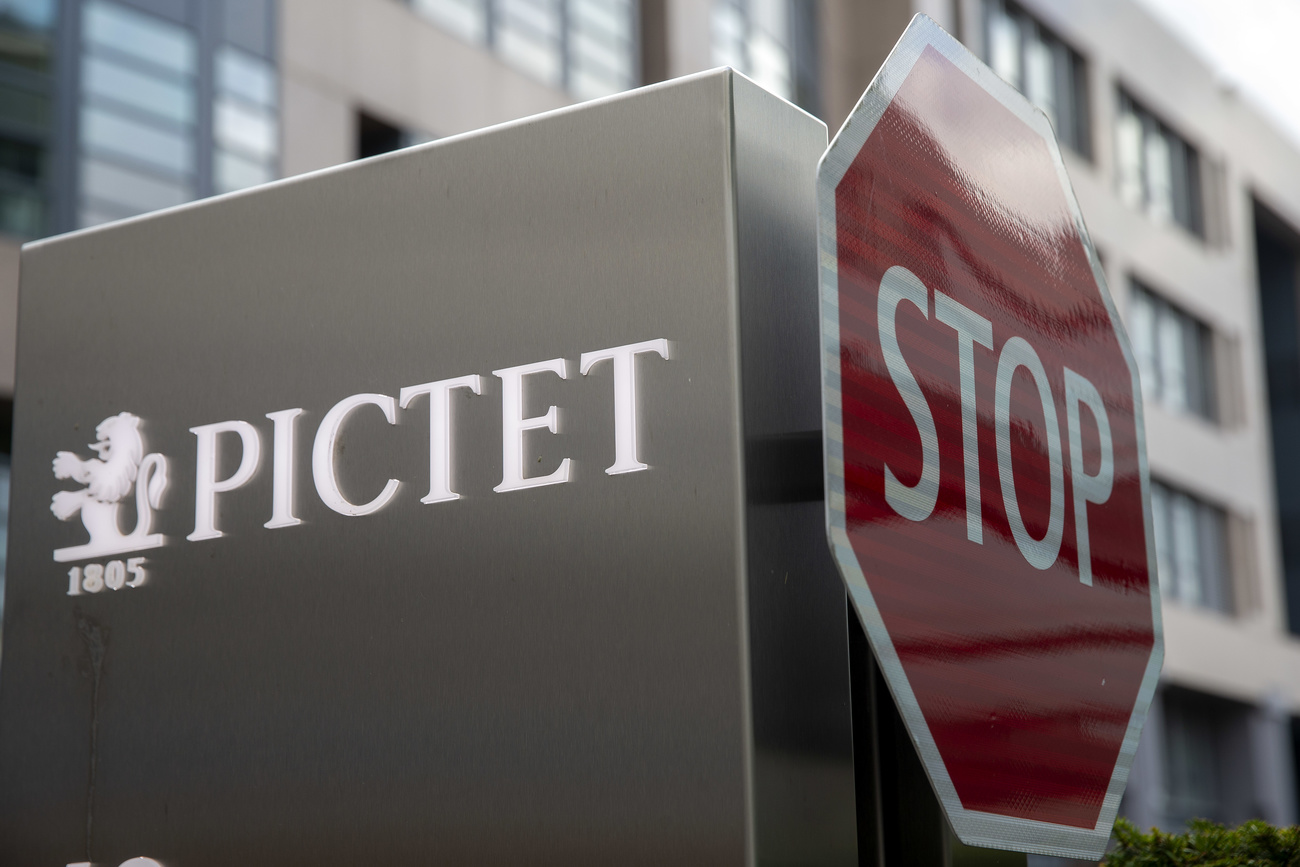 Logo pictet e cartello di STOP