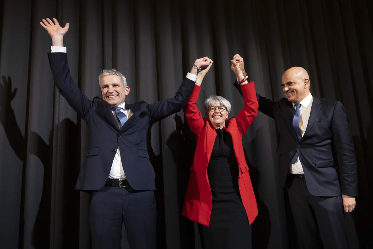 a destra, sorridenti, con braccia sollevate in aria: Beat Jans, Elisabeth Baume-Schneider e Alain Berset