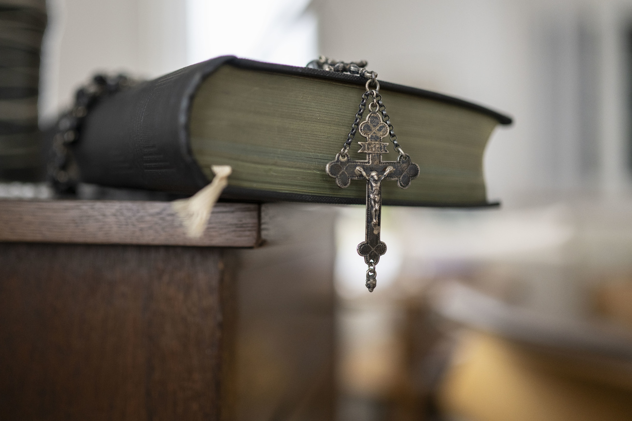 Picture of Bible with crucifix
