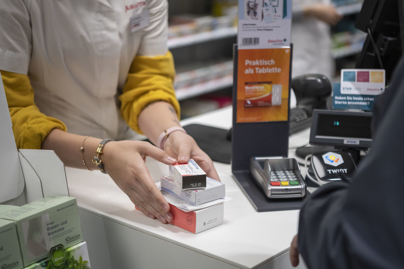 farmaci su un banco di una farmacia