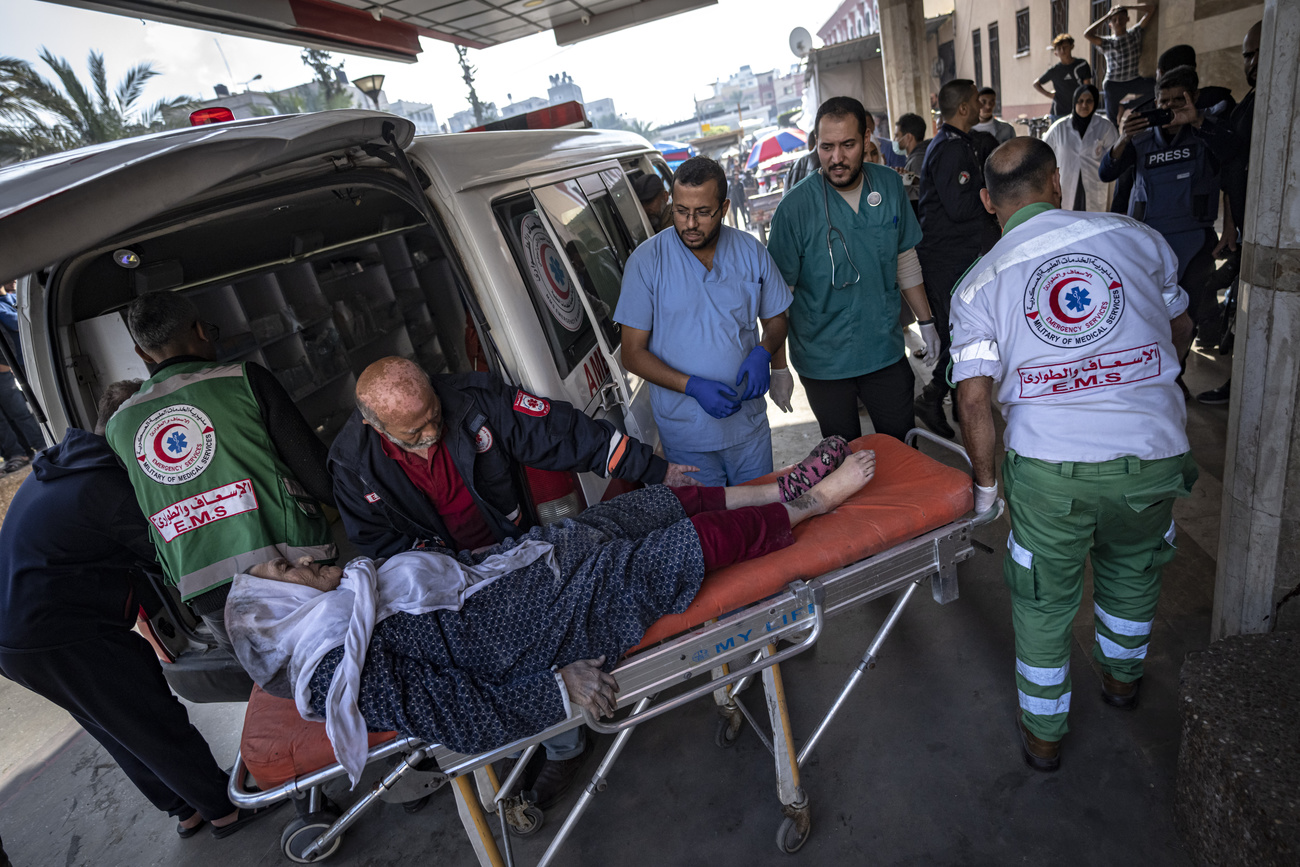 Le ambulanze soccorrono i civili.