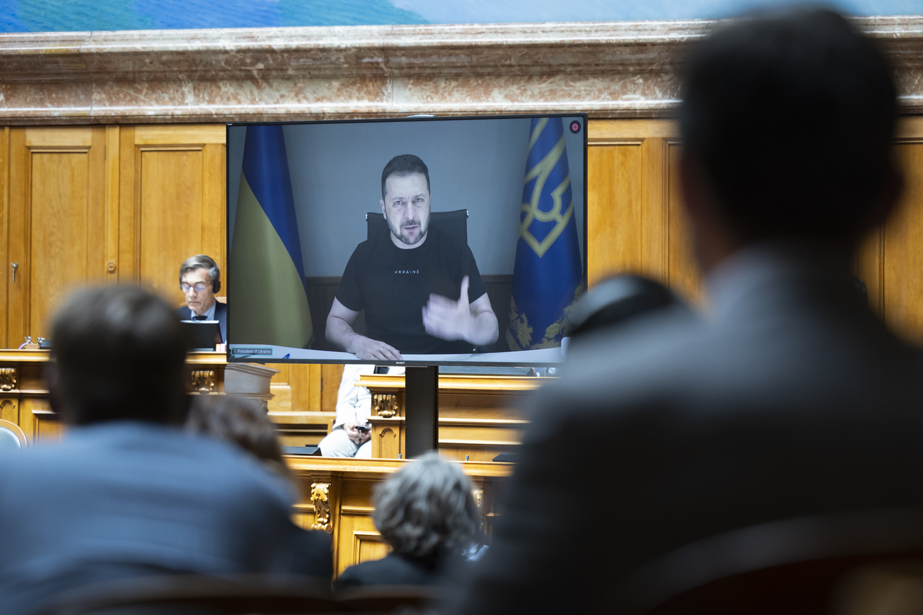 2023年6月，乌克兰总统弗拉基米尔·泽连斯基(Volodymr Zelensky)通过视频在瑞士议会发表讲话。