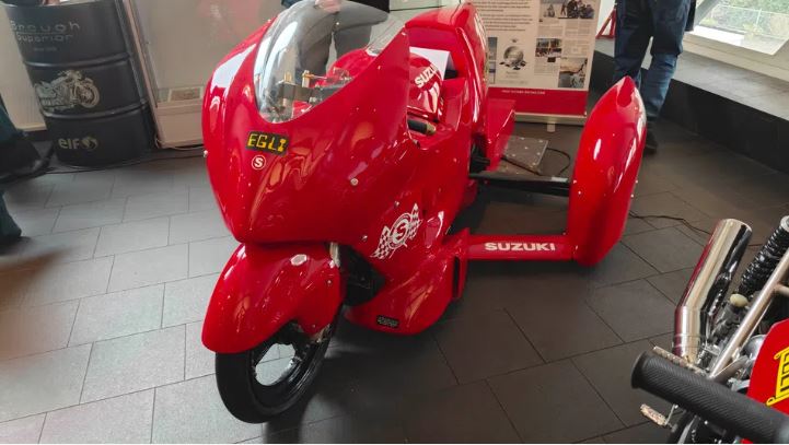 Rotes Motorrad mit Seitenwagen
