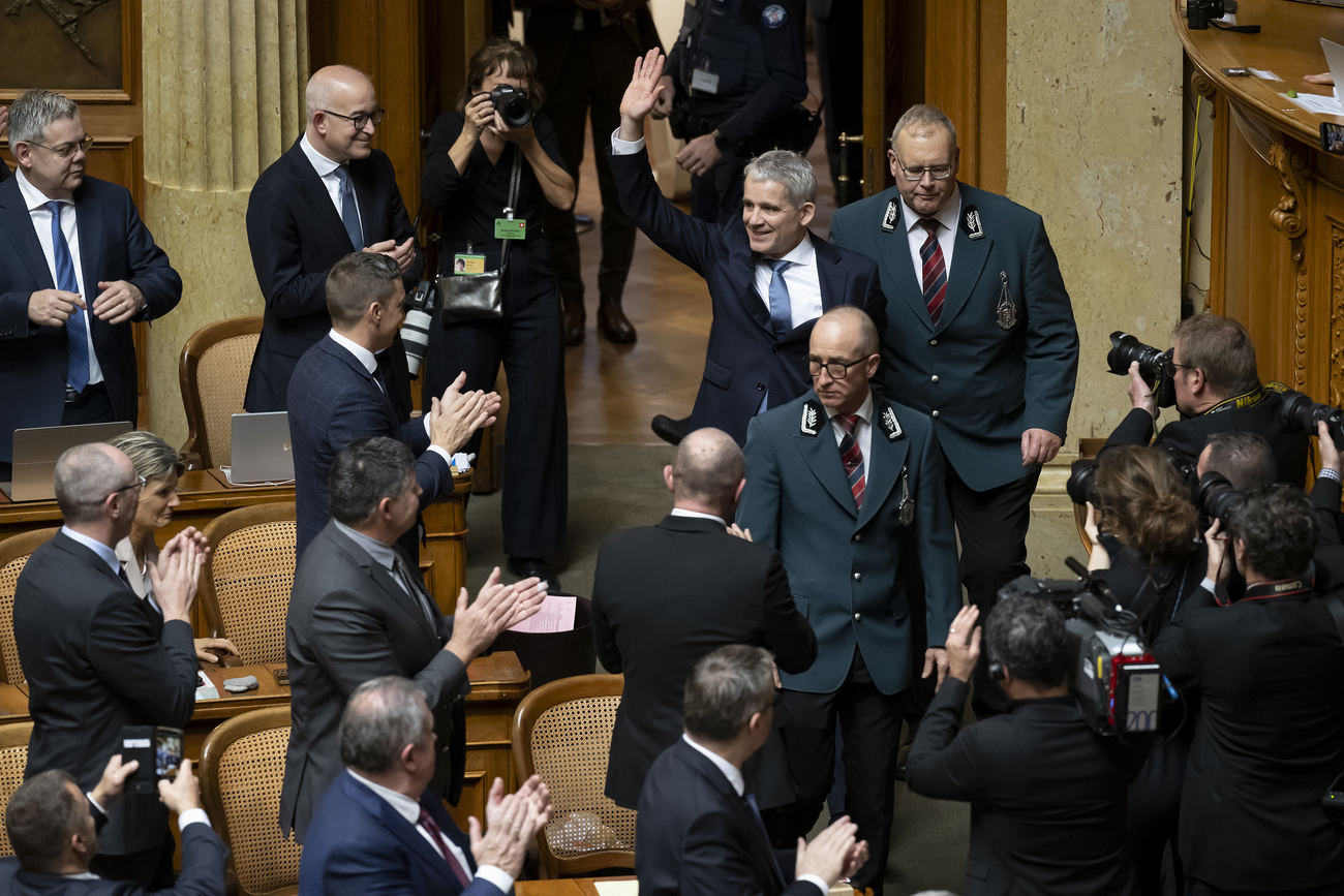 beat jans alza una mano mentre è applaudito dai membri del parlamento svizzero