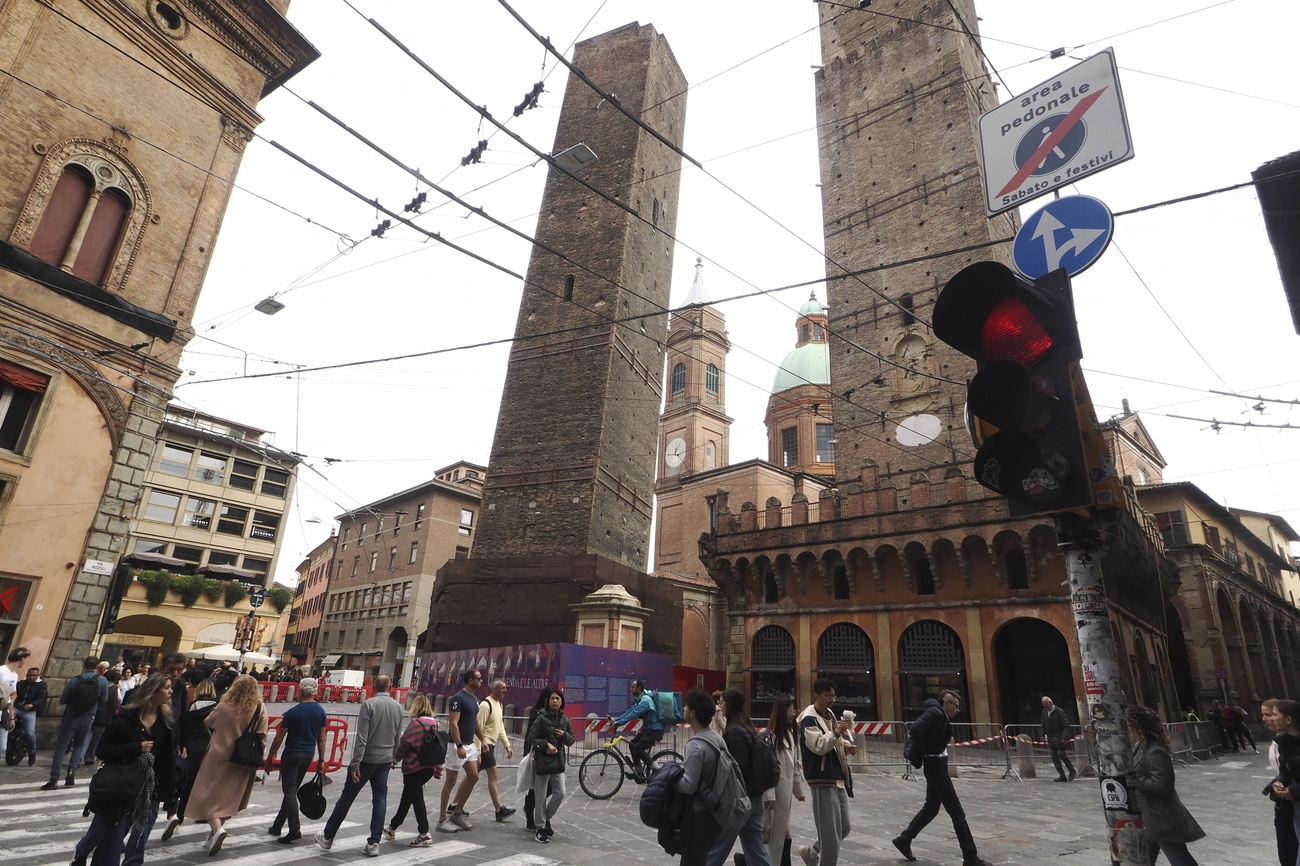 La torre Garisenda (sinistra), a lato della gemella torre degli Asinelli.