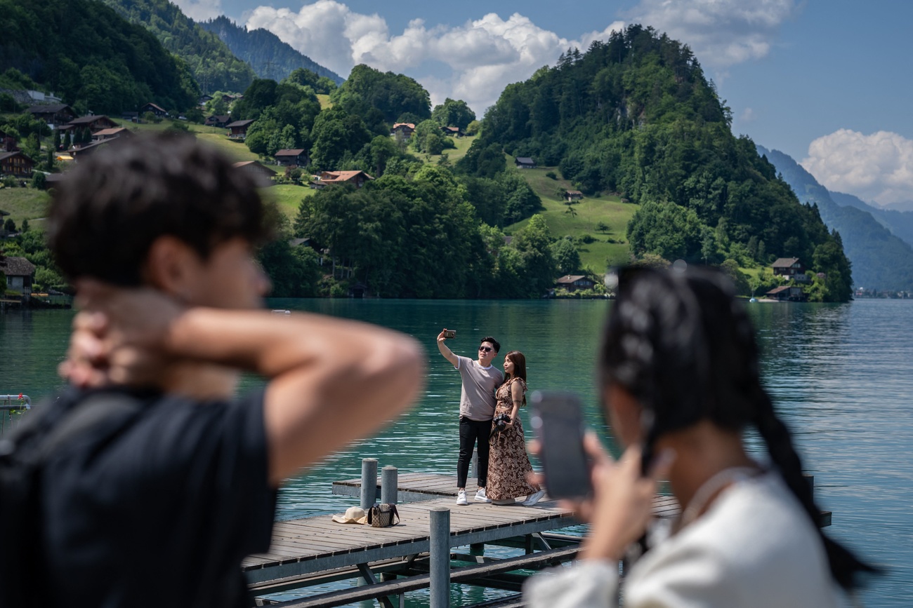 Des touristes prennent des selfies à Iseltwald
