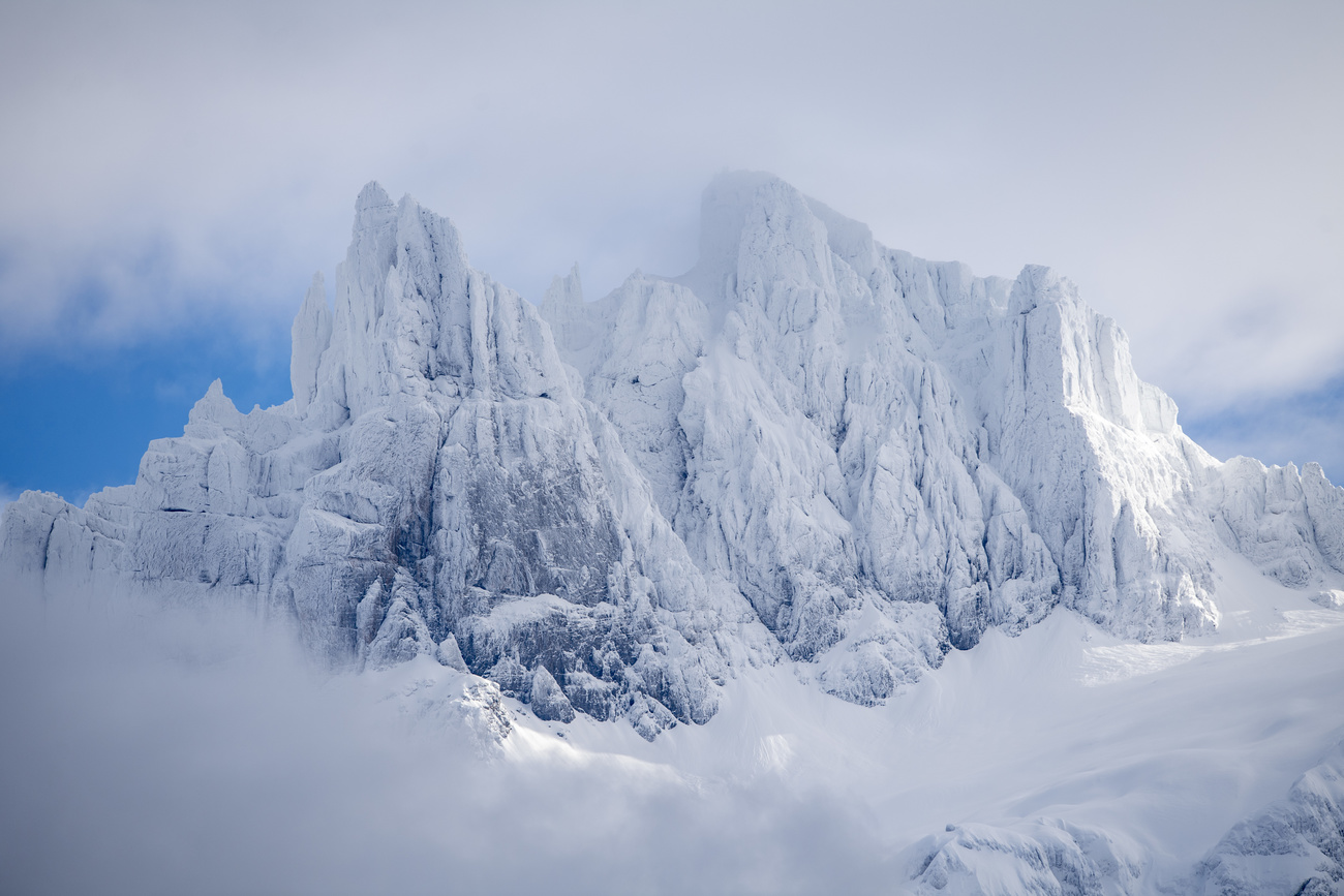 Gross Spannort in majestätischem Weiss vor blau-weissem Himmel