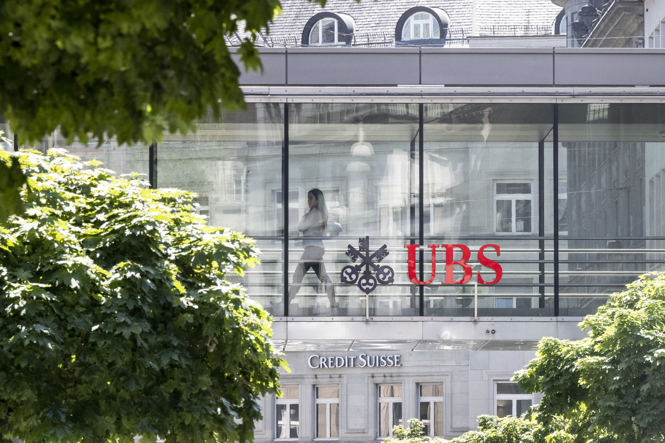 Foto von klassizistischem Haus mit UBS-Schriftzug an der Fassade