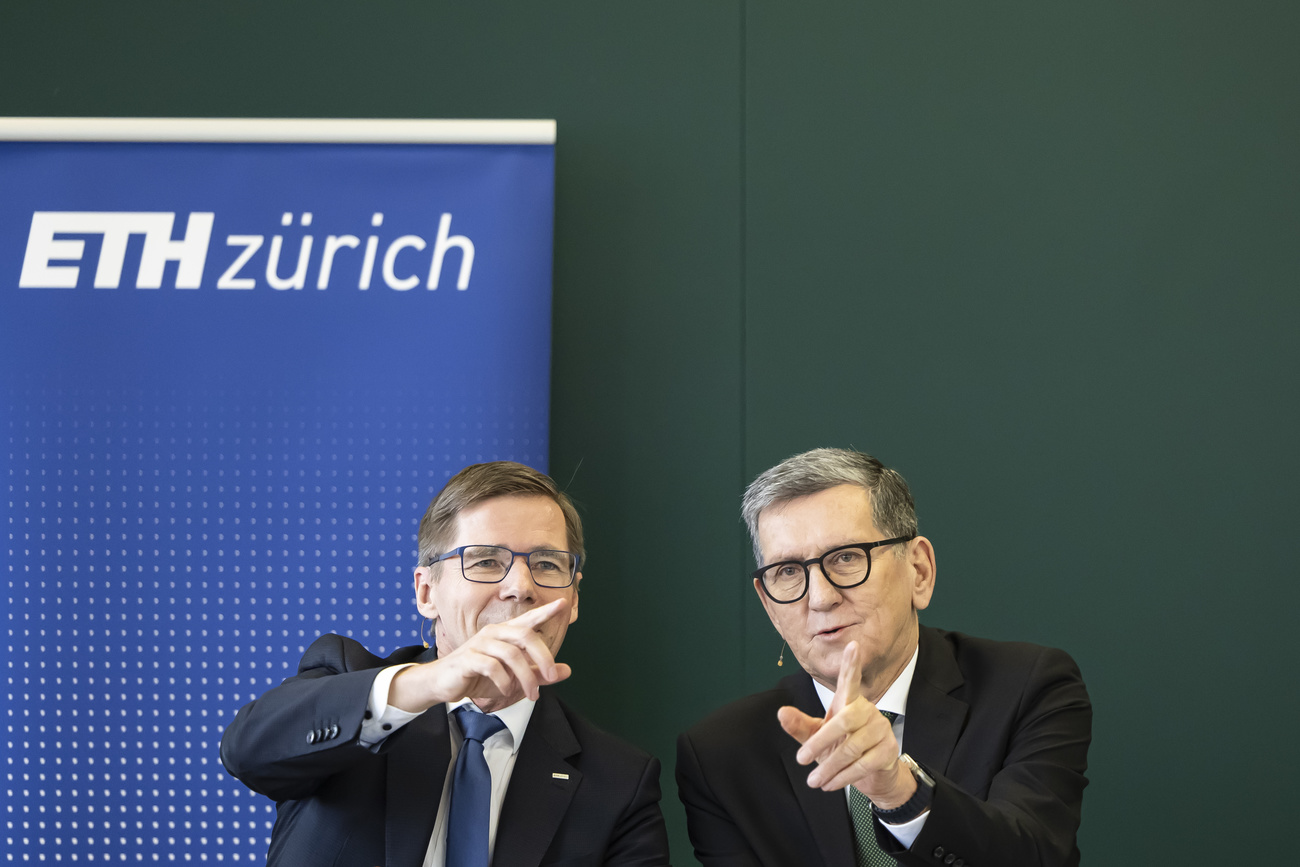 Il presidente dell ETHZ Joel Mesot e il direttore della Fondazione Schwarz, Reinhold R. Geilsdoerfer.