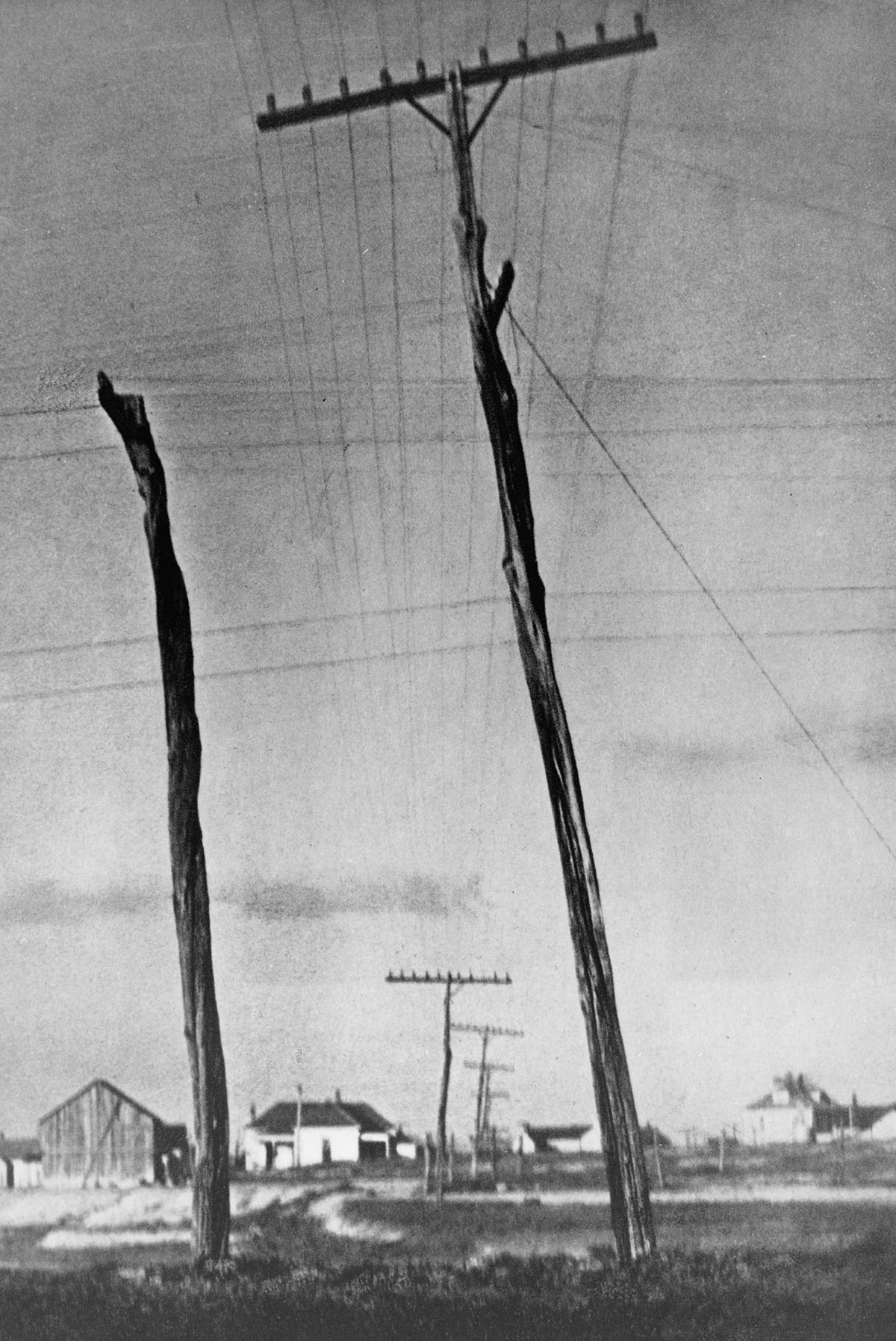 altes Foto mit windschiefen Telegrafenmasten