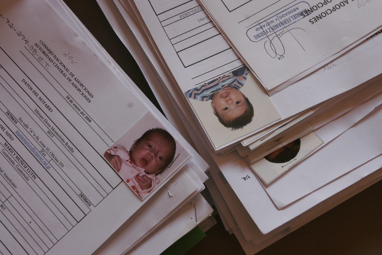 Documenti di bambini da adottare.