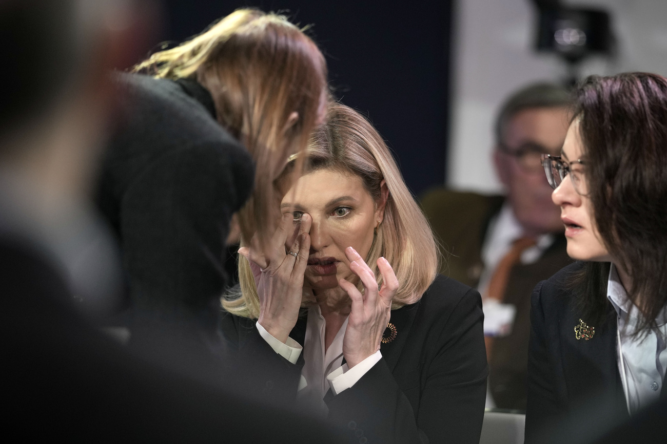 Die Ukrainische First Lady Olena Zelenska wischt sich mit geschocktem Blick Tränen aus den Augen