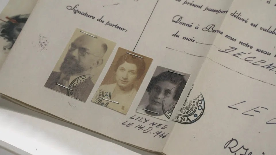 un pasaporte antiguo con fotos de tres personas