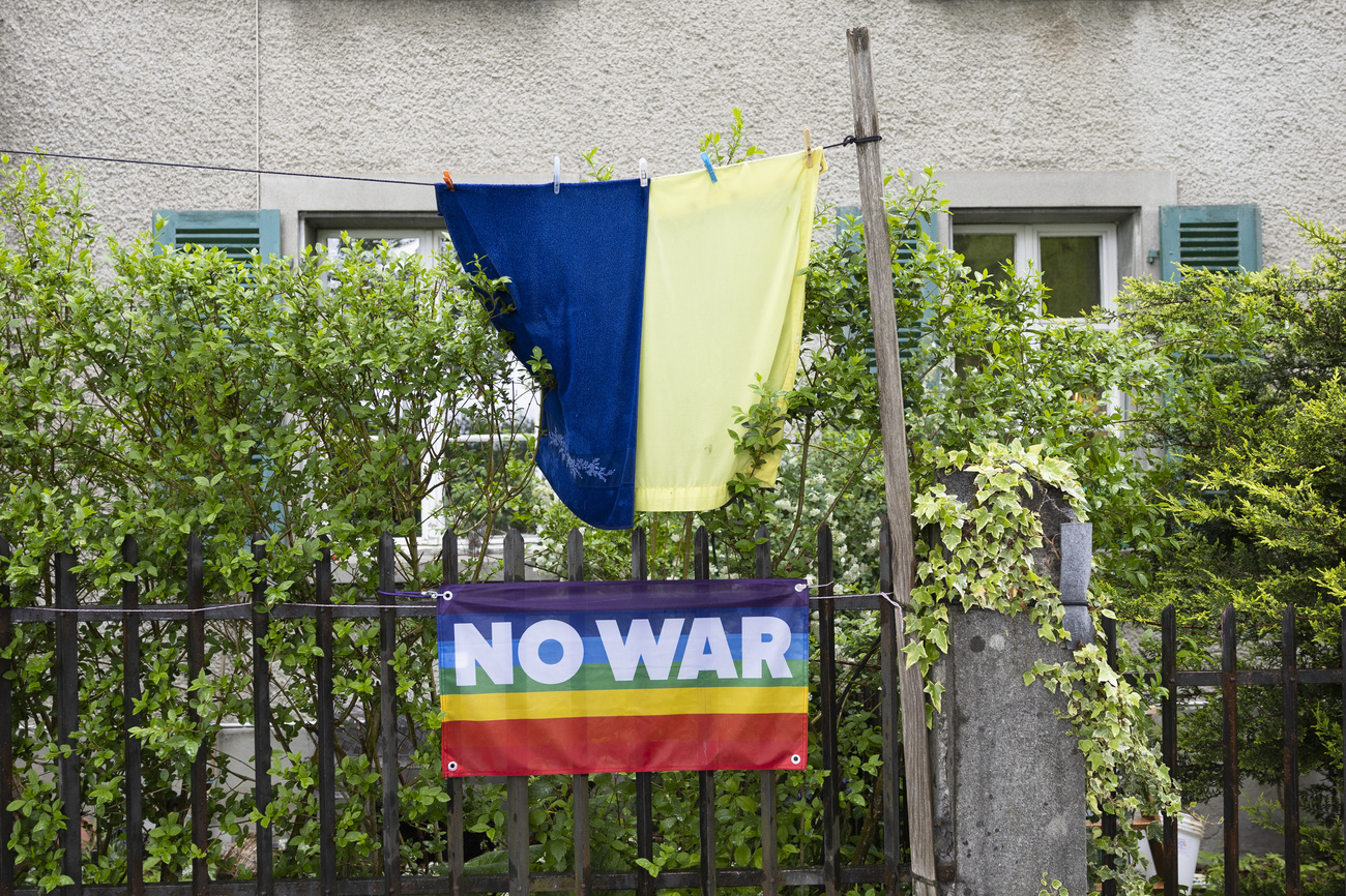 Peaceflagge und ukrainische Farben