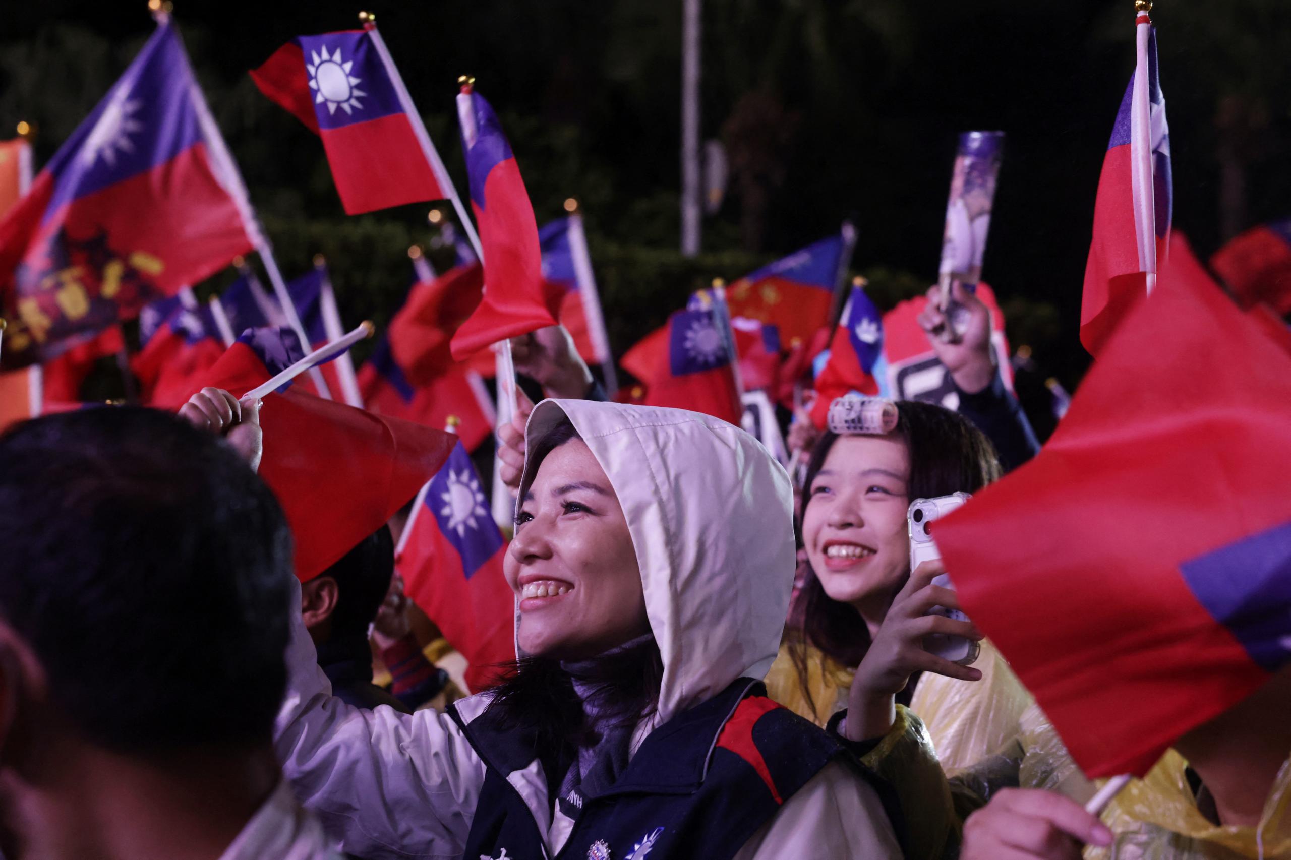Lachende Frauen und taiwanesische Flaggen.