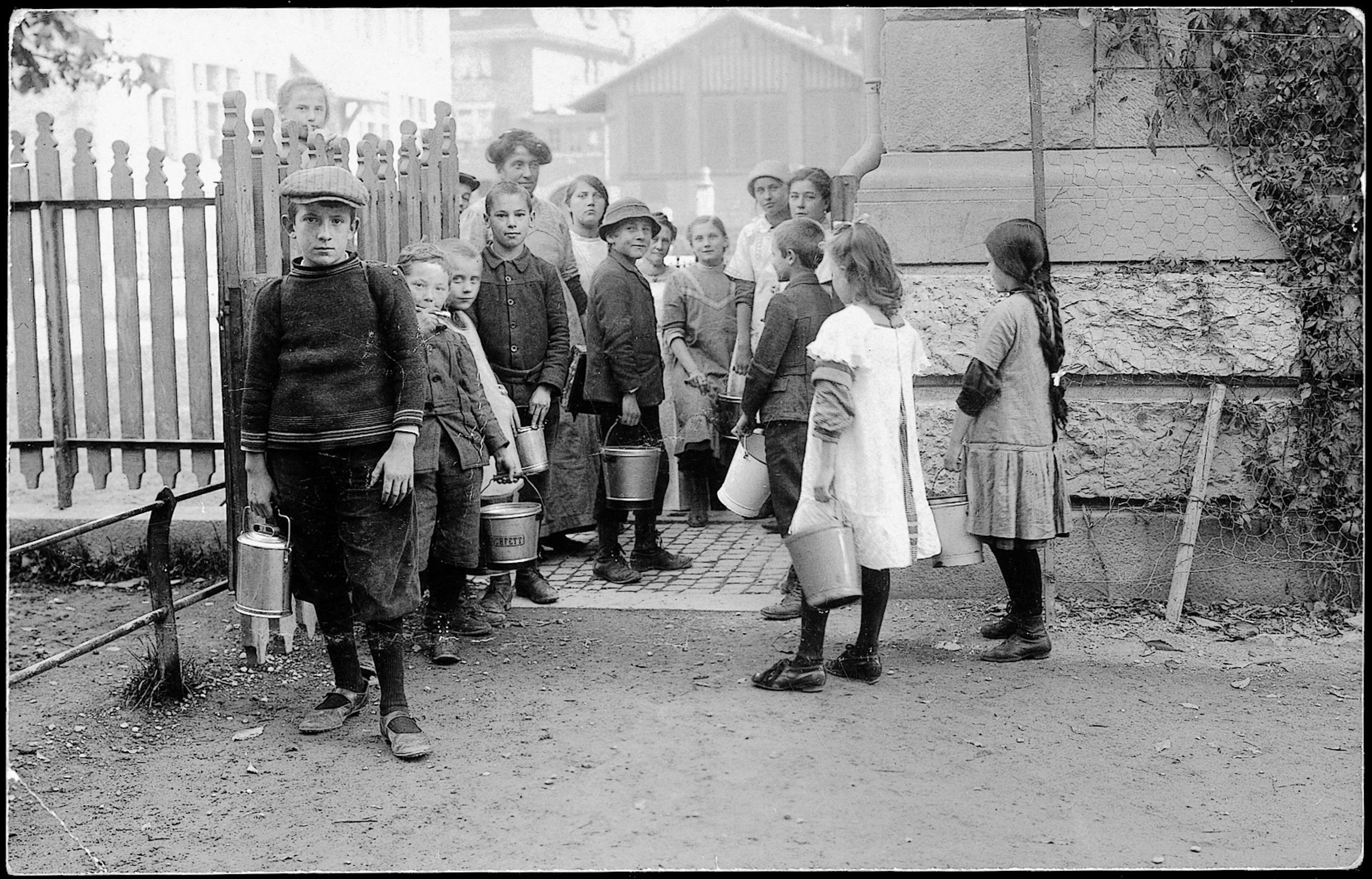 Enfants avec des bidons.